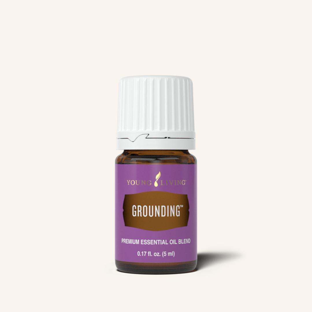 Grounding™ etherische olieblend van Young Living met een warm, houtachtig en aards aroma voor aromatherapie en dagelijks gebruik.
