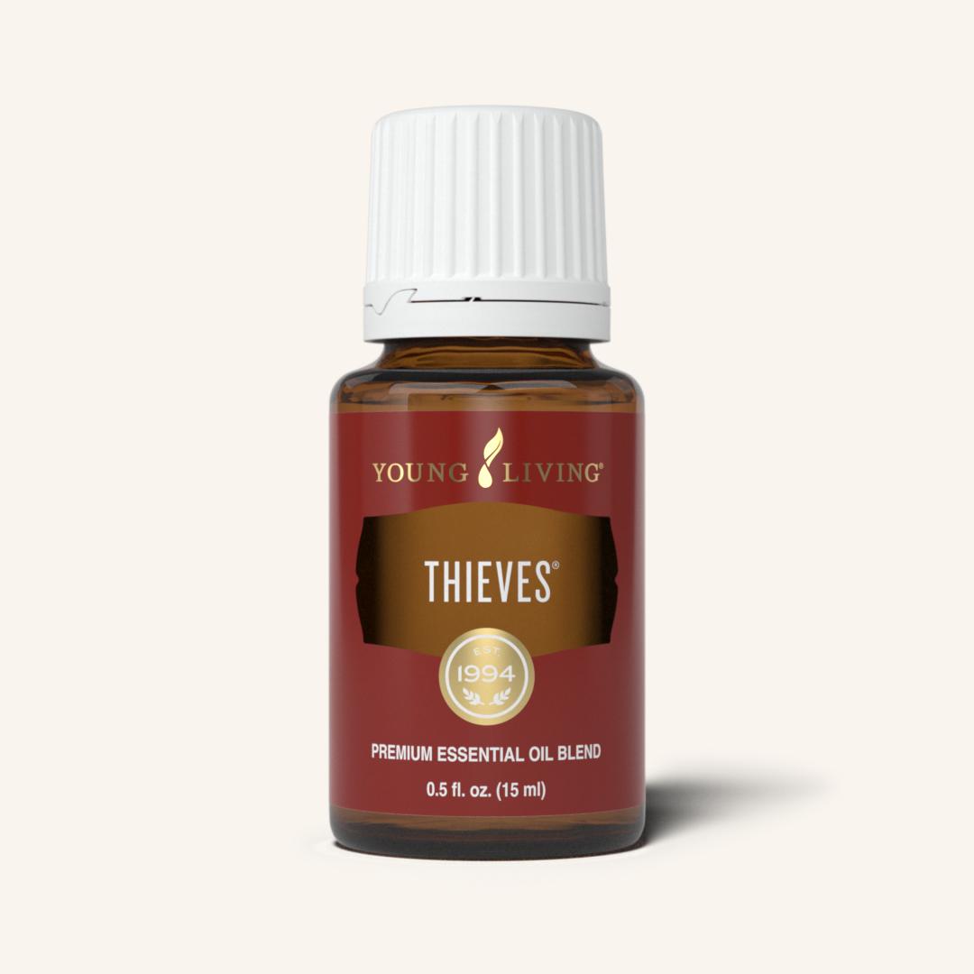Young Living Thieves® etherische olieblend met kruidnagel, kaneel, citroen, eucalyptus radiata en rozemarijn voor aromatherapie.