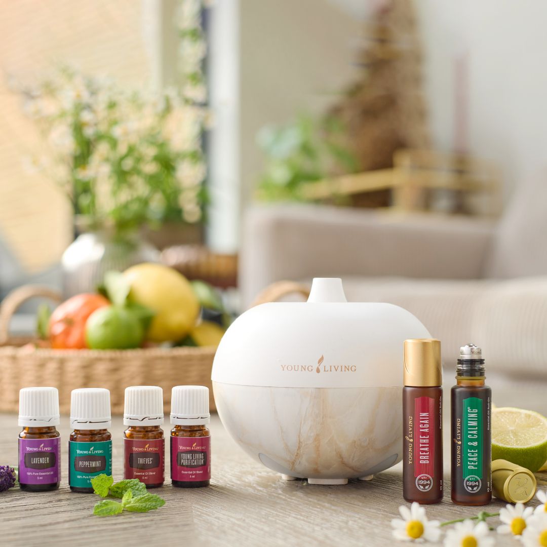 Young Living AromaGlobe® Essentials Kit met draadloze AromaGlobe® Diffuser, vier etherische oliën, twee roll-ons en een informatieve brochure.