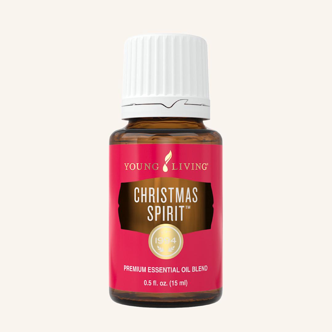 Christmas Spirit™ etherische olieblend van Young Living met een warme geur van sinaasappel, kaneel en spar voor een sfeervolle aromatherapie tijdens de feestdagen.