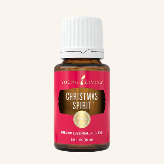 Christmas Spirit™ etherische olieblend van Young Living met een warme geur van sinaasappel, kaneel en spar voor een sfeervolle aromatherapie tijdens de feestdagen.