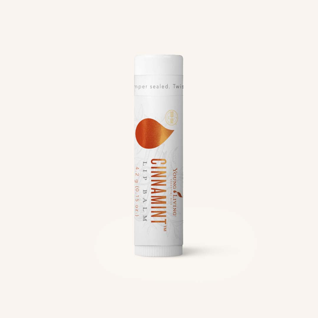 Young Living Cinnamint Lip Balm met kokosolie, jojobaolie en pepermunt- en kaneelolie voor zachte, gehydrateerde lippen.