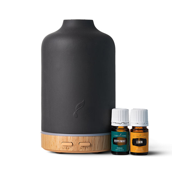 Ember Diffuser van Young Living met keramische terracotta afwerking, ultrasone verneveling en sfeervolle LED-verlichting.