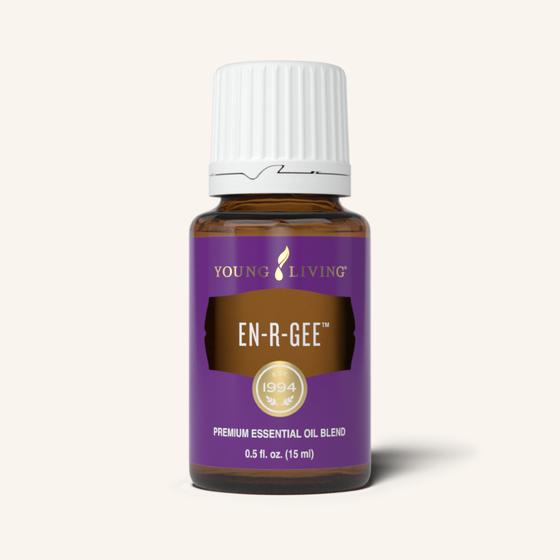 En-R-Gee™ etherische olieblend van Young Living met een fris, kruidig en citrusachtig aroma voor aromatherapie en dagelijks gebruik.