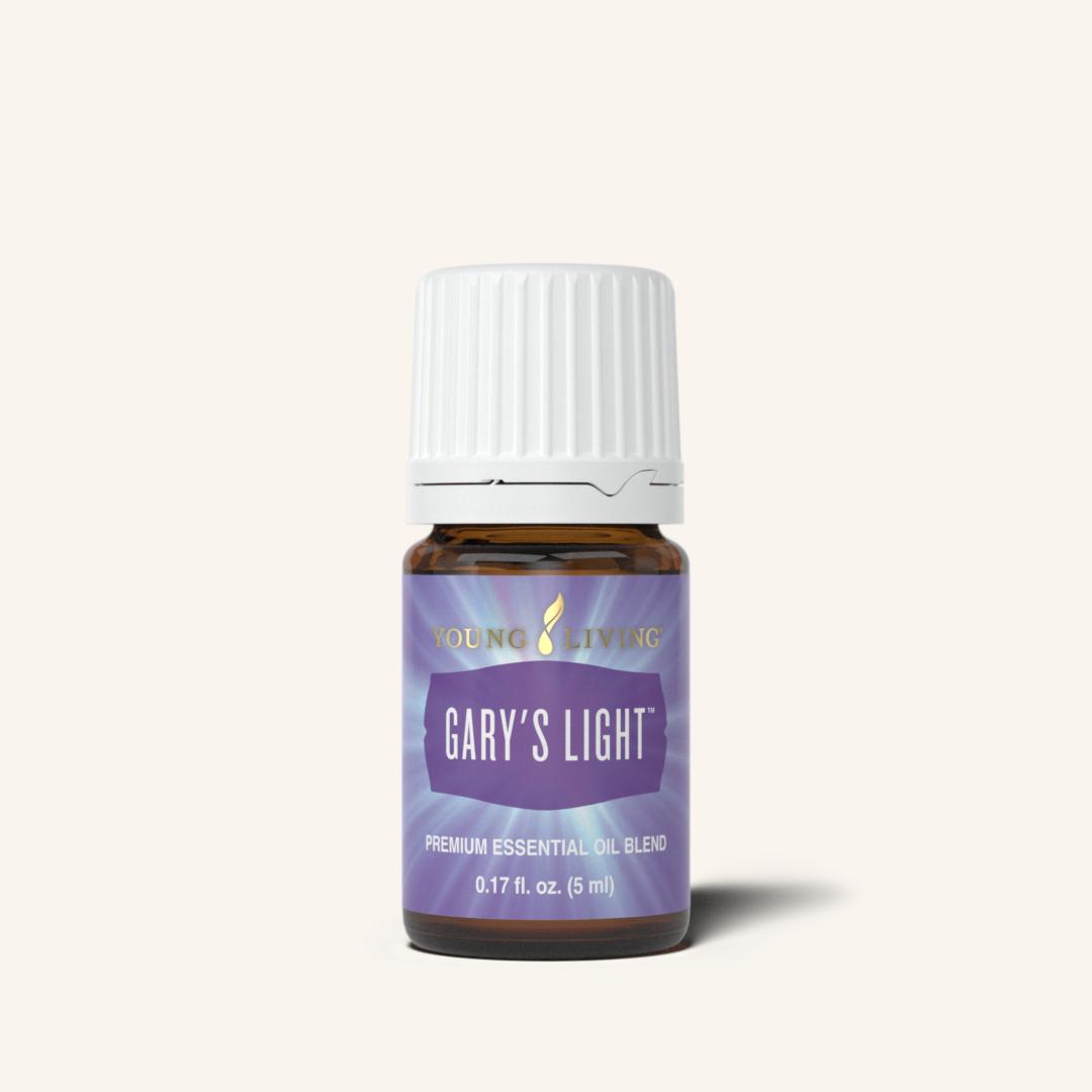 Gary's Light™ etherische olieblend van Young Living met een warm, houtachtig en bloemig aroma voor aromatherapie en dagelijks gebruik.