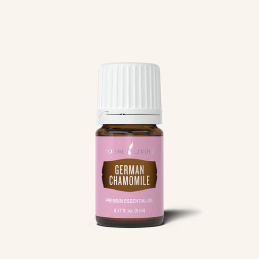 Young Living German Chamomile etherische olie, 100% pure essentiële olie van Matricaria recutita met een zacht, bloemig aroma en natuurlijke diepblauwe kleur.