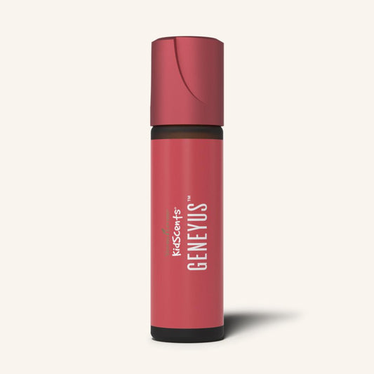 Young Living KidScents® GeneYus™ Roll-On met voorverdunde etherische olieblend voor kinderen tijdens huiswerk en leeractiviteiten.