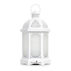 Lantern Diffuser van Young Living met een elegant lantaarnontwerp, ultrasone verneveling, warme LED-verlichting en meerdere diffuserstanden.
