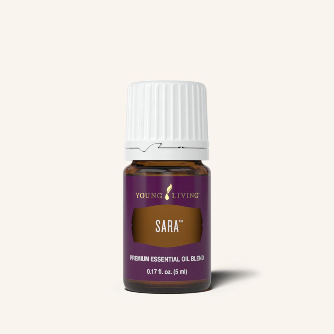 Young Living Sara™ etherische olieblend met Rose, Jasmine, Geranium, Blue Tansy, Bergamot en Ylang Ylang voor aromatherapie en dagelijks gebruik.