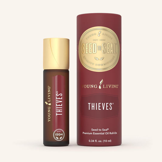 Young Living Thieves® Roll-On met voorverdunde etherische olieblend van kruidnagel, kaneelschors, citroen, eucalyptus radiata en rozemarijn.