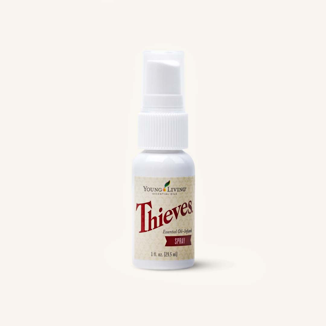Young Living Thieves® Spray 29,5 ml, gebruiksklare reinigingsspray met de exclusieve Thieves®-blend in handig reisformaat.