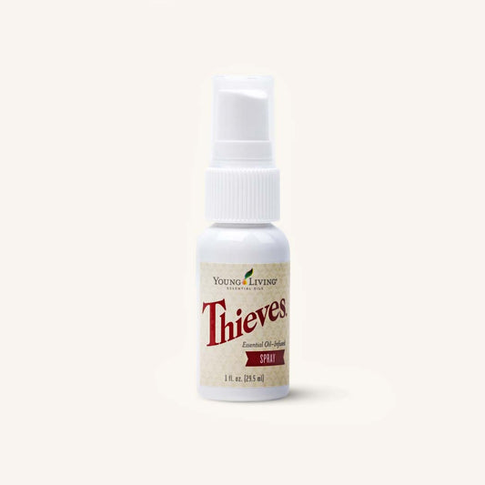 Young Living Thieves® Spray 29,5 ml, gebruiksklare reinigingsspray met de exclusieve Thieves®-blend in handig reisformaat.