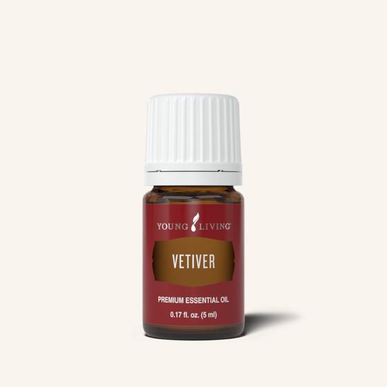 Young Living Vetiver etherische olie van Chrysopogon zizanioides met een diep, aards en houtachtig aroma voor aromatherapie en natuurlijke parfumerie.