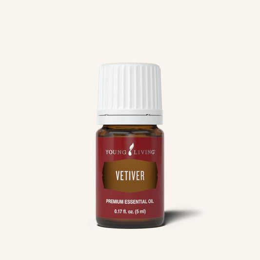 Young Living Vetiver etherische olie van Chrysopogon zizanioides met een diep, aards en houtachtig aroma voor aromatherapie en natuurlijke parfumerie.