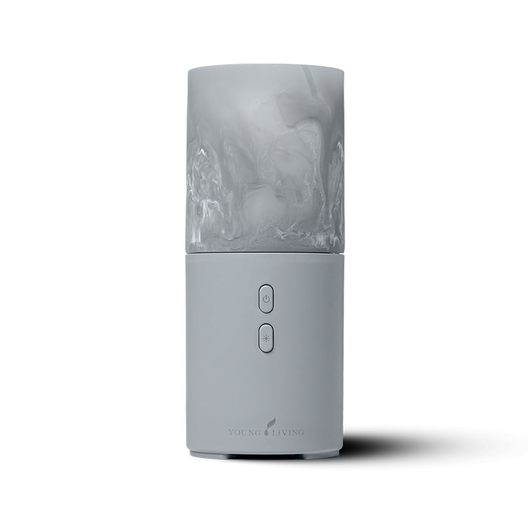 Viya Diffuser van Young Living, compacte ultrasone autodiffuser met USB-aansluiting, morsbestendig reservoir en een looptijd tot 5 uur.