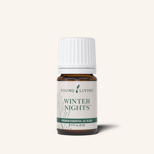 Young Living Winter Nights™ etherische olieblend met Northern Lights Black Spruce, Idaho Grand Fir, Cedarwood, Kaneel, Kruidnagel, Sinaasappel en Pepermunt voor aromatherapie.