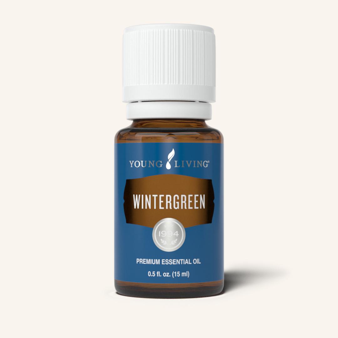 Young Living Wintergreen etherische olie van Gaultheria procumbens met een fris, zoet en verkoelend aroma voor aromatherapie en massage.